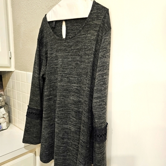 LILDY grey tunic w crochet on sleeves. Excellent shape. L/XL - Picture 4 of 10